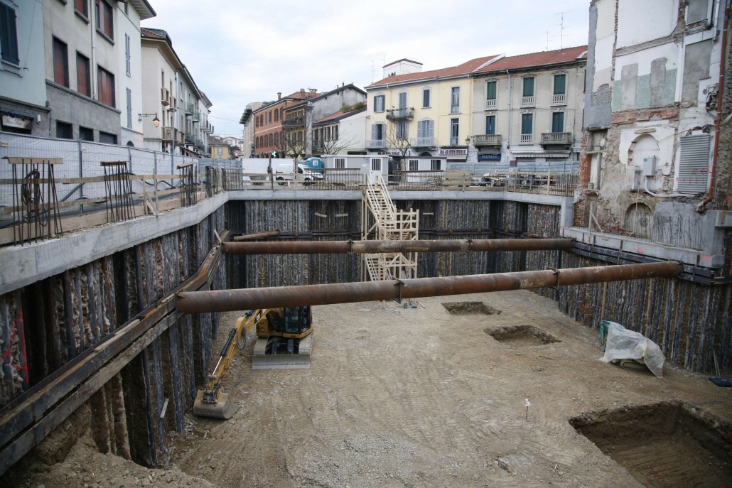 Scavo profondo in ambito urbano per realizzazione vani interrati a Saronno